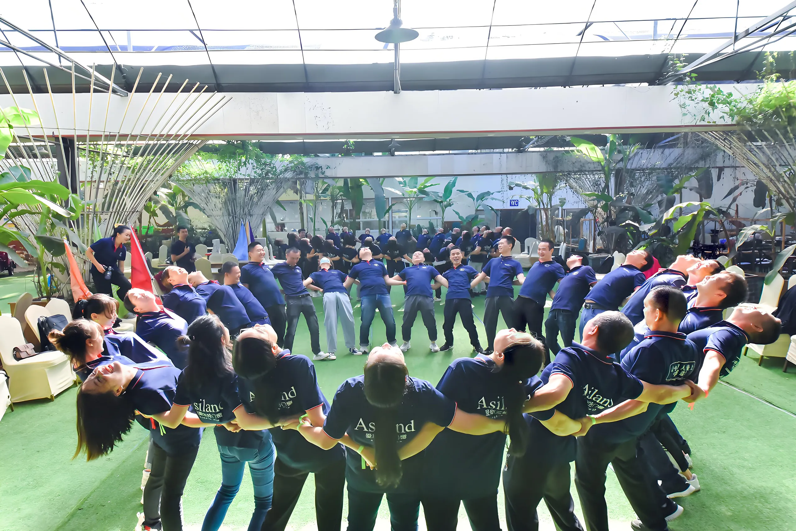 100 employees team_2560x1707